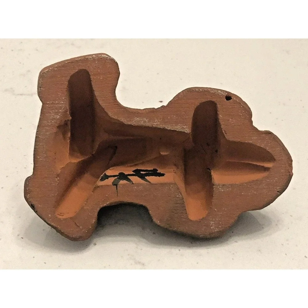 Vintage Signed Terracotta Clay Bloodhound Dog Figurine Primitive Rustic Brown - Picture 10 of 10